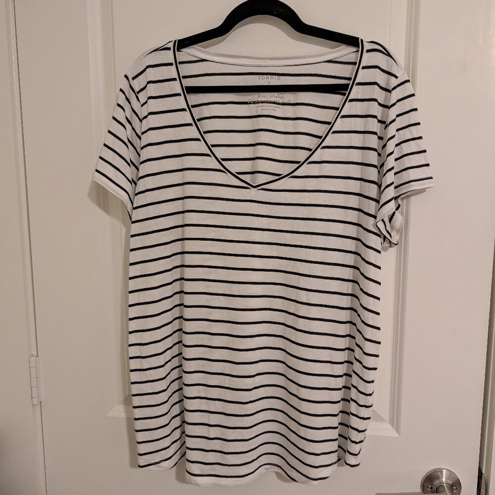 Torrid Size 2 (2x) Classic Fit Striped V-Neck Tee – Size 2X